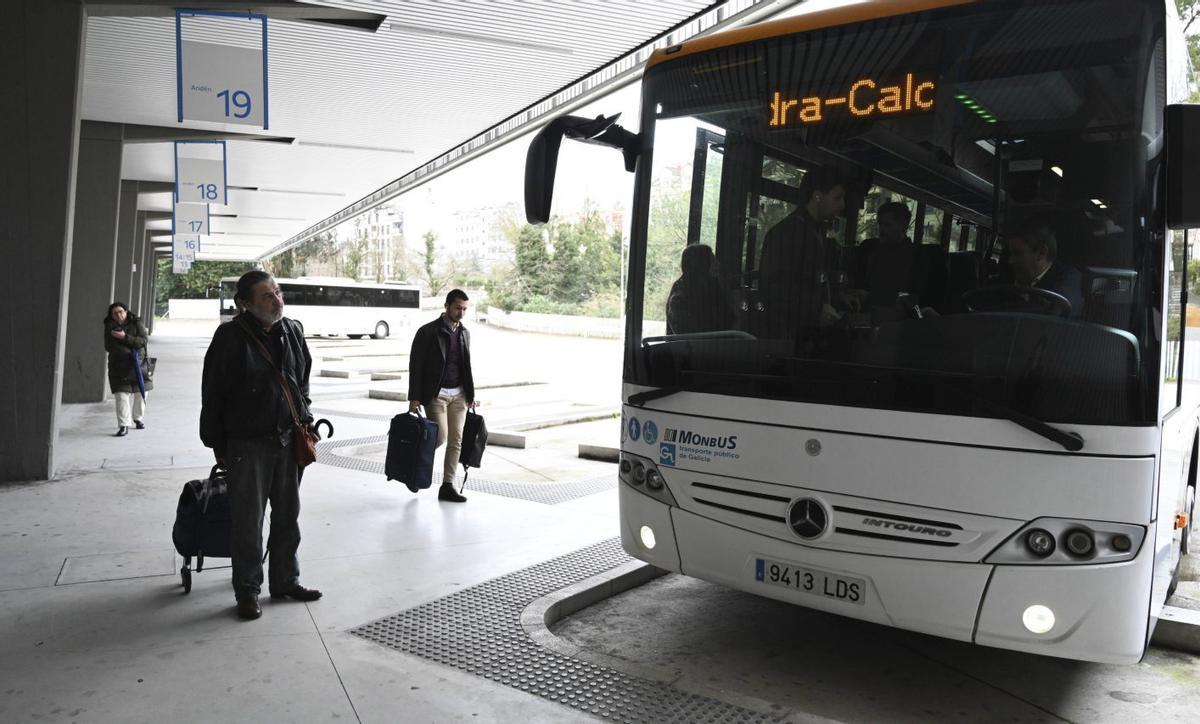 Usuarios en la estación de autobuses de Pontevedra.