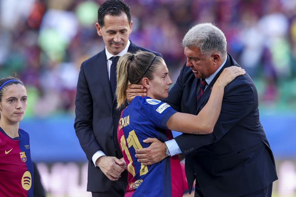 Joan Laporta consuela a Alexia Putellas tras la derrota frente al Arsenal.