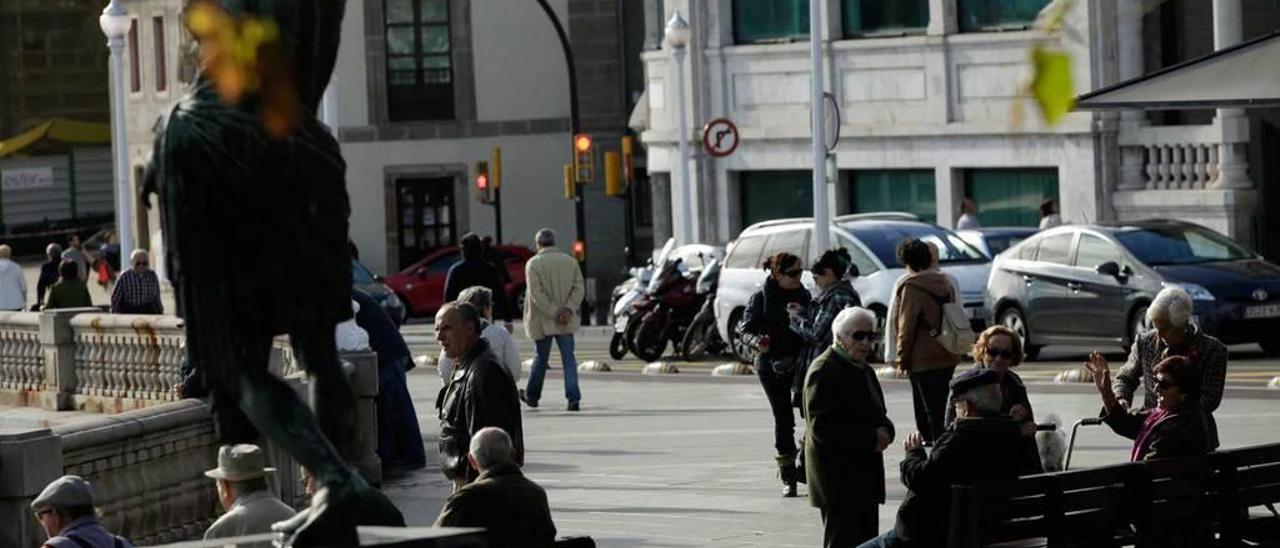 Personas mayores en el entorno del Campo Valdés.