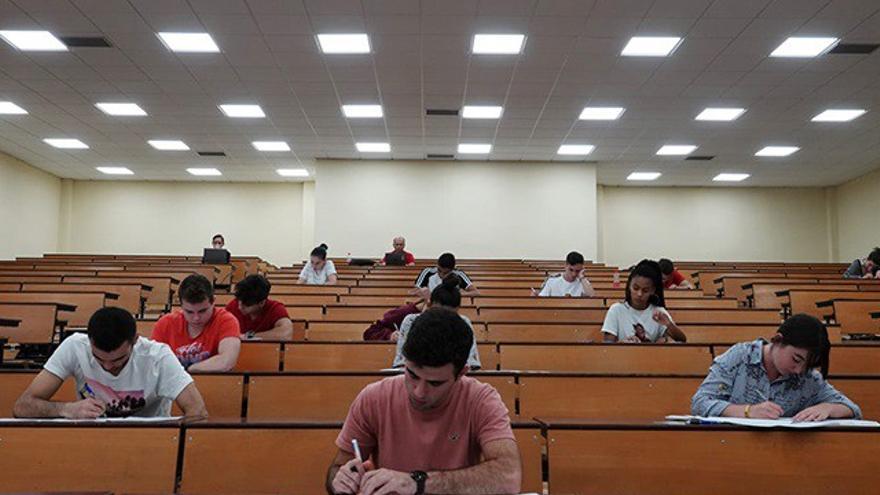 Estudiantes en un examen de las pruebas de Evaluación de Bachillerato para el Acceso a la Universidad (Pevau).