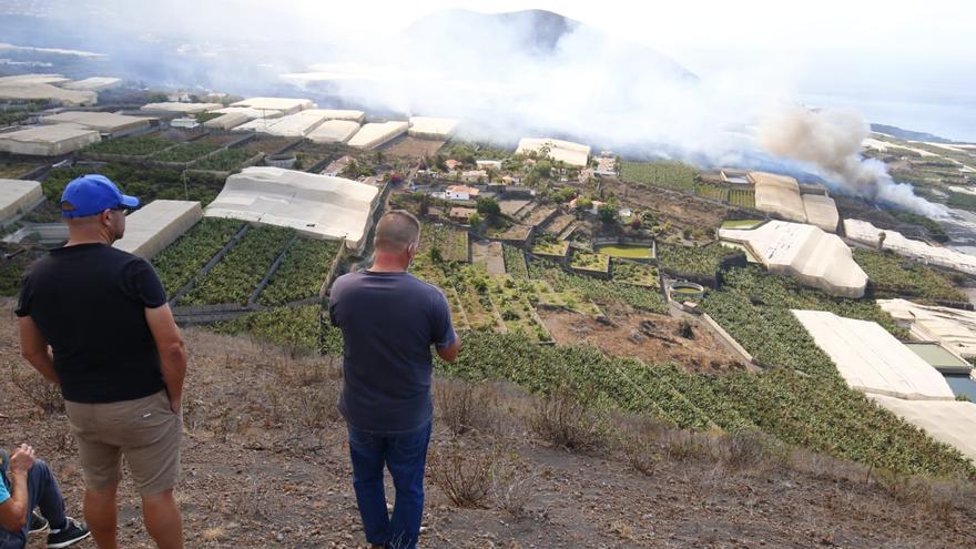 La lava del volcán de La Palma avanza hacia el mar.