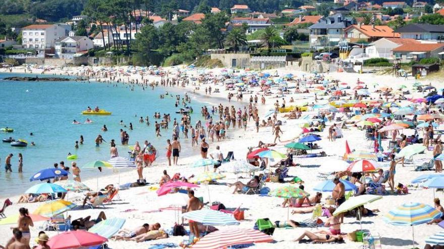 Los termómetros alcanzarán los 36 grados  |  Las Rías Baixas están instaladas en máximas temperaturas, con los termómentos que ayer en la zona de Pontevedra alanzaron los 33 grados y hoy se prevé que lleguen a los 35 e incluso 36 en la zona de Sanxenxo. Las playas de esta villa, así como las de Marín, dan buena cuenta de la alta ocupación que registran los establecimientos hoteleros de la comarca, con numerosos visitantes que busan en el mar la mejor forma de llevar el calor. La Agencia Estatal de Meteorología ha activado la alerta amarilla en la provincia por altas temperaturas. En la imagen el arenal de Areas en la tarde de ayer.