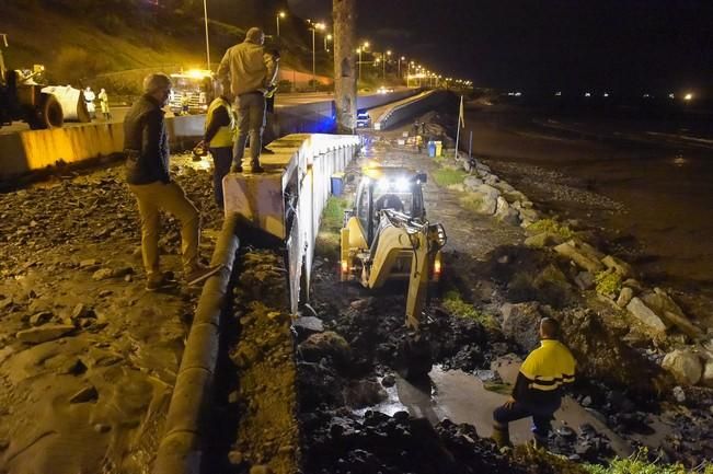 Se rompe una tubería de suministro de agua ...