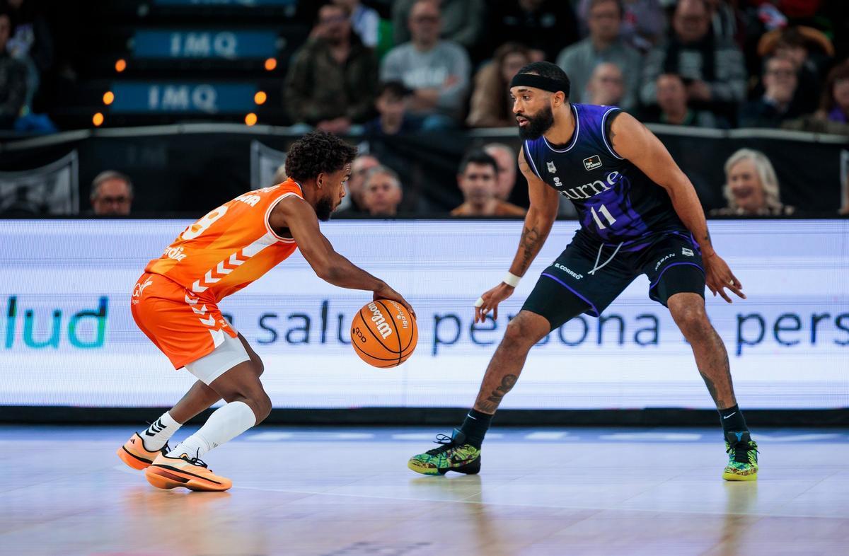 Montero durante un lance de juego con Hilliard