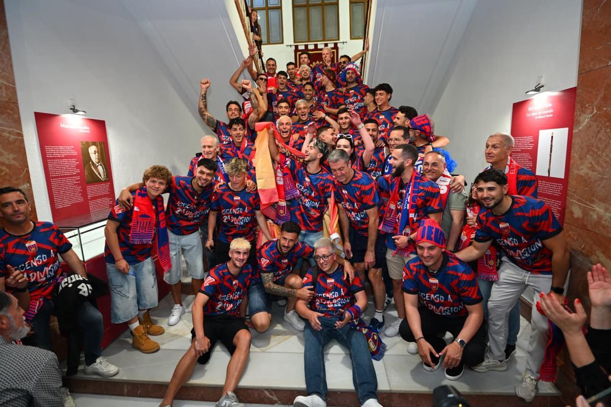 Los jugadores del Deportivo festejan el ascenso en las escaleras del Ayuntamiento, junto al alcalde Rubén Alfaro.