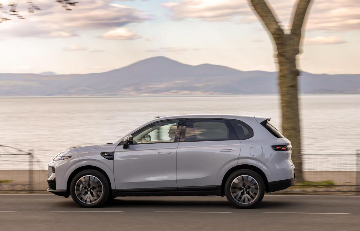 El Leapmotor B10 REEV Hybrid cuenta con una batería con capacidad de 18,8 kWh que ofrece una autonomía eléctrica de hasta 86 km