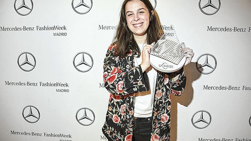 Elena Rial con su premio ayer en Madrid. // FDV