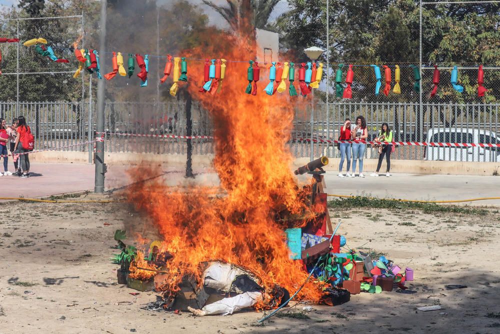 El Instituto recupera la tradición fallera que se celebraba hace lustros en el municipio y dedica el monumento al erudito local Thomas Villanova. Los alumnos recibieron una bañá primaveral por parte d