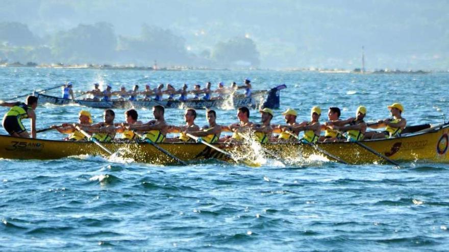 Un instante de una regata de traineras en Vilaxoán, correspondiente al campeonato gallego. // Iñaki Abella