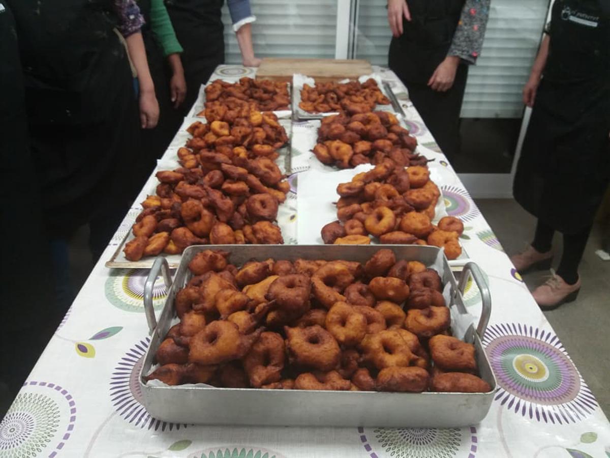 'Bunyols' tradicionales en un puesto de la Ribera.