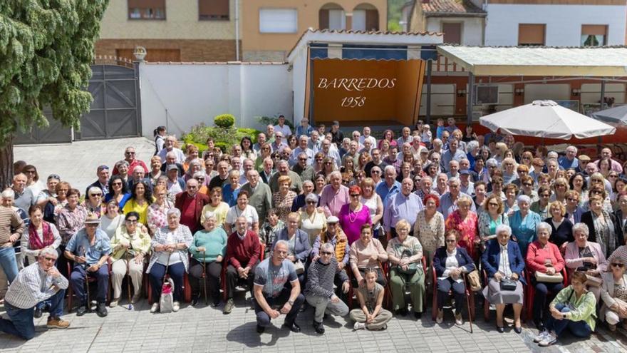 La asociación cultural de Barredos reúne a 186 vecinos | LNE