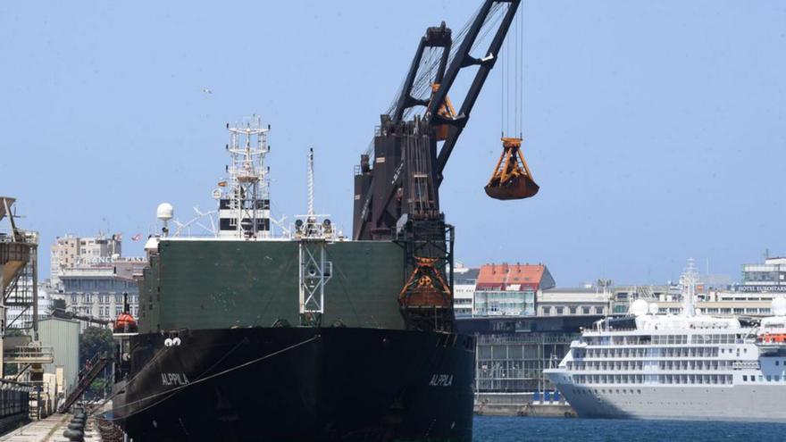 Uno de los últimos barcos con maíz ucraniano en Galicia.   | // C. PARDELLAS