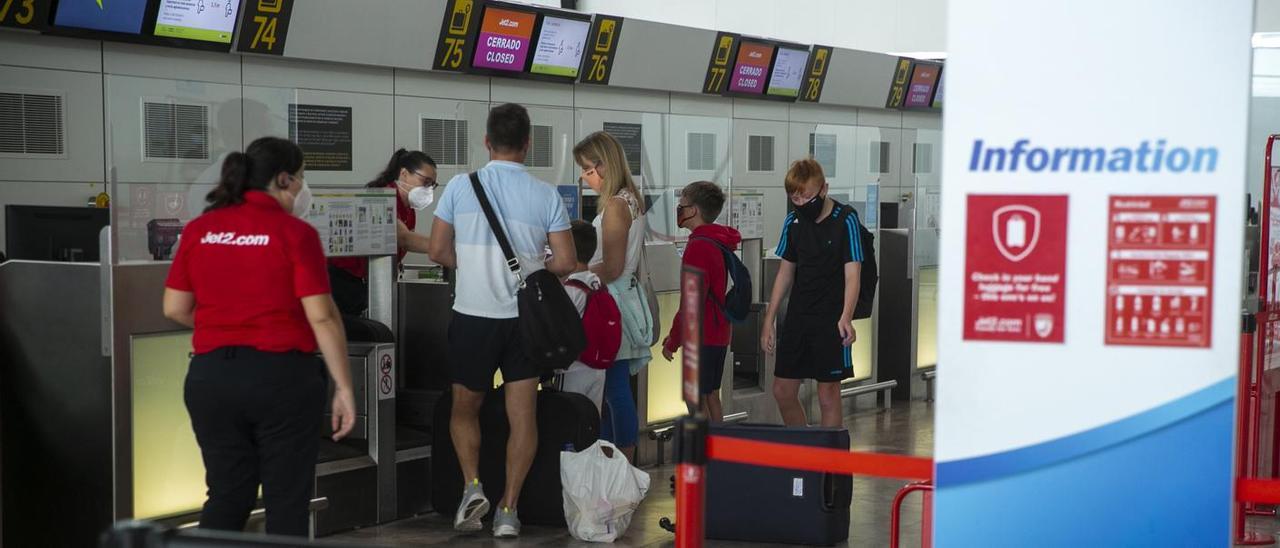 Pasajeros de Jet2.com en los mostradores de facturación del aeropuerto el verano pasado