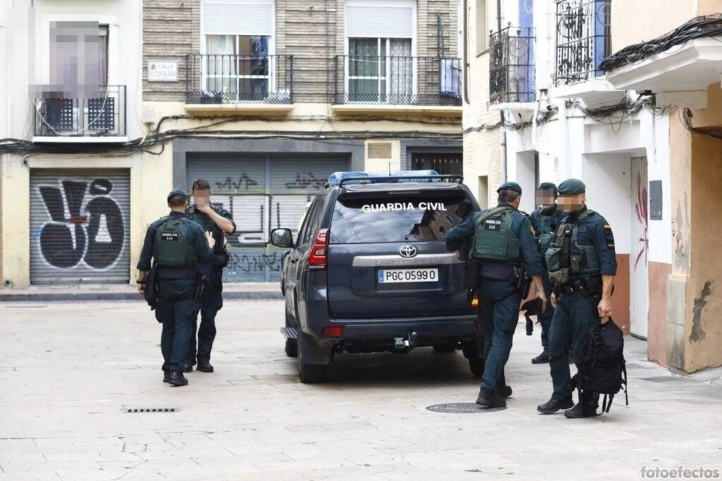 FOTOGALERÍA | El Grupo Antiterrorista de la Guardia Civil registra un piso en el barrio de la Magdalena de Zaragoza