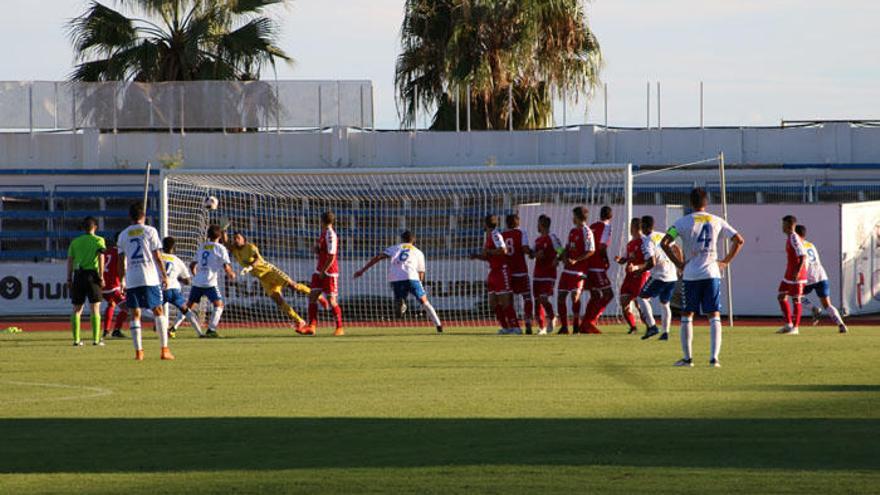 Marckay despeja la falta ejecutada por Juergen.