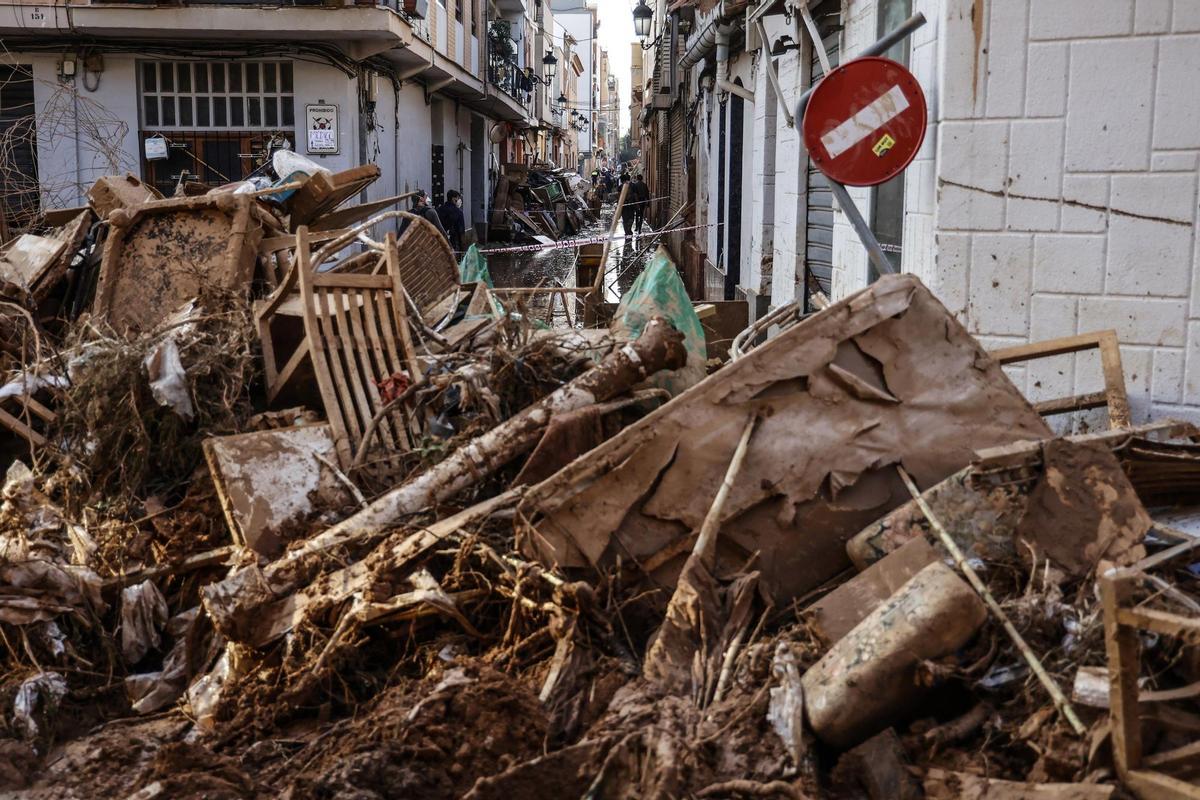 Escombros en una calle de Paiporta, a 6 de noviembre de 2024, en Paiporta, Valencia (Comunidad Valenciana).