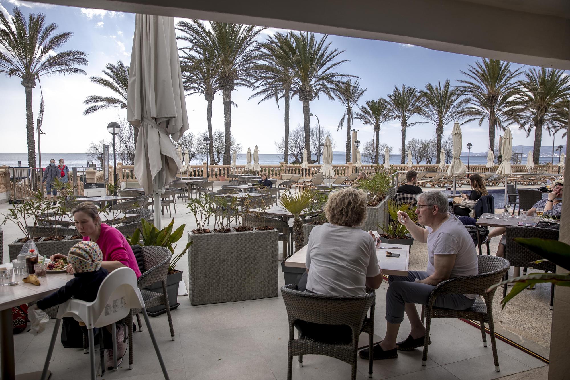 Ajenos a la controversia, los turistas alemanes se refugian en Platja de Palma