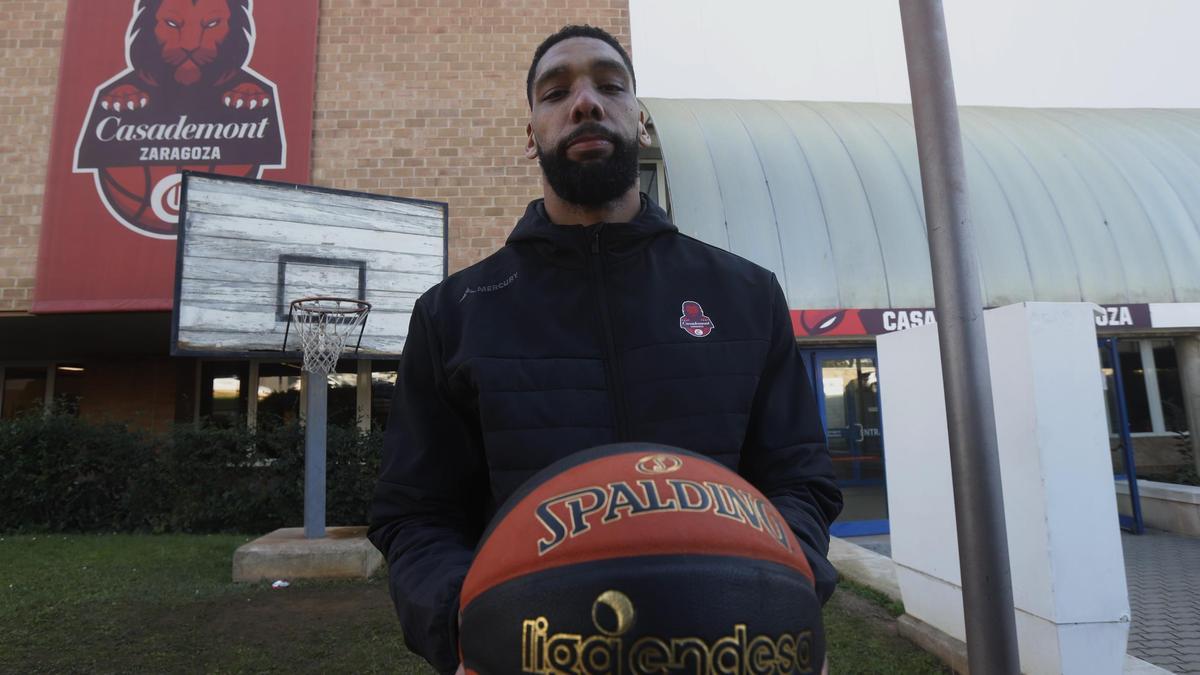 Jahlil Okafor posa, balón en mano, en la entrada del Pabellón Príncipe Felipe tras un entrenamiento del Casademont.