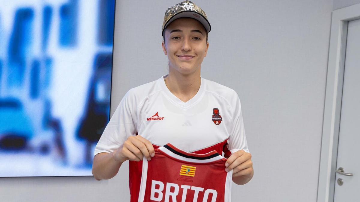Carla Brito posa con su camiseta en su presentación con el Casademont Zaragoza.