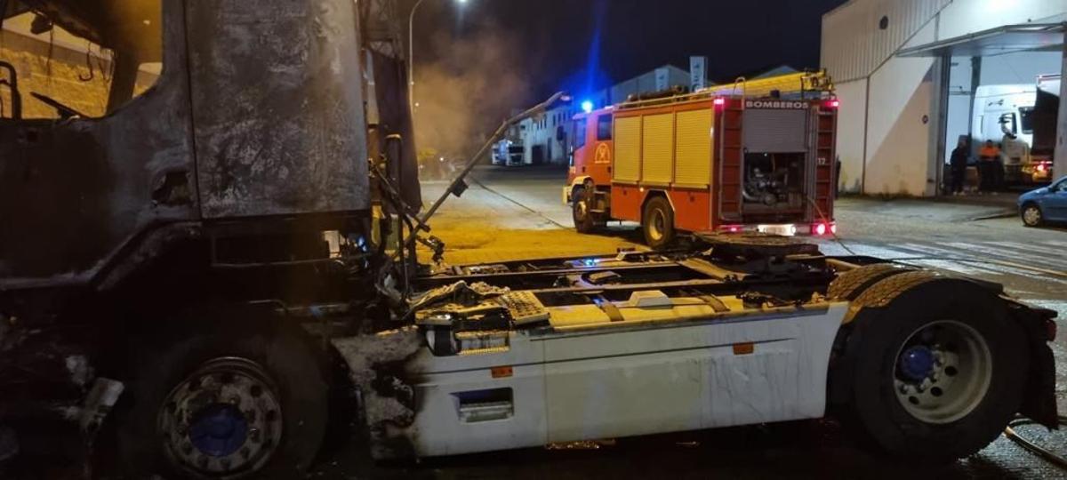 El fuego se declaró pasada la media noche y fue extinguido a la 1.47 horas.