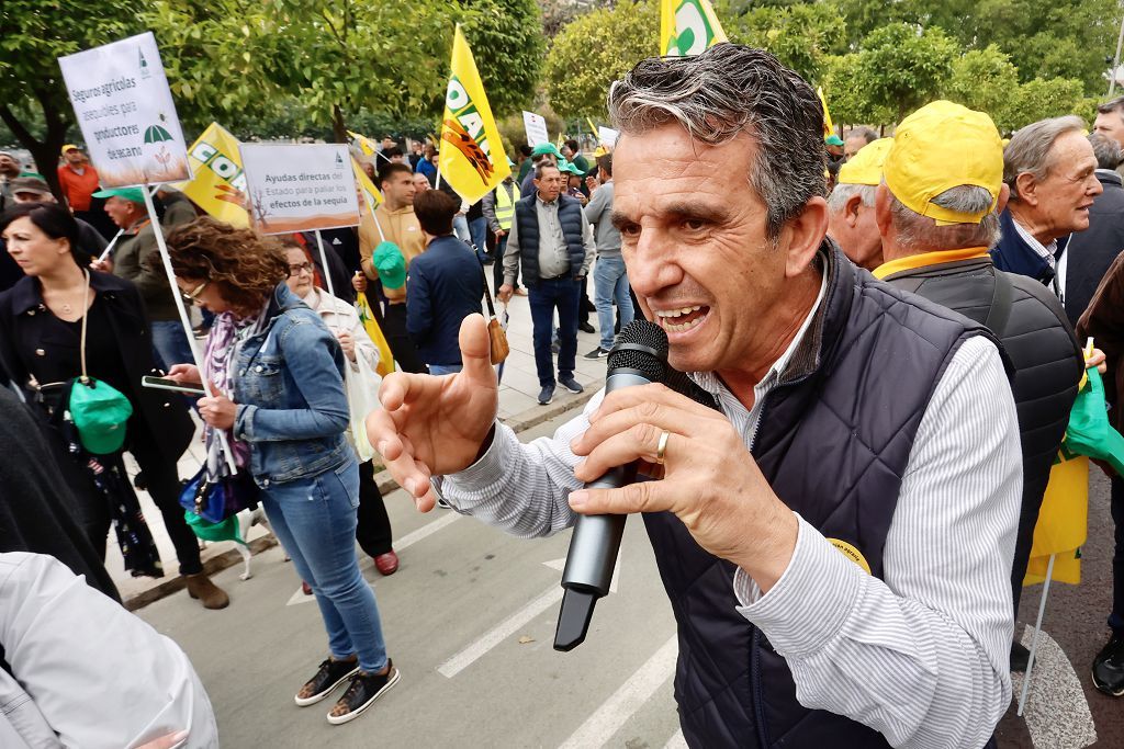 Medio millas de agricultores y ganaderos protestan en Teniente Flomesta