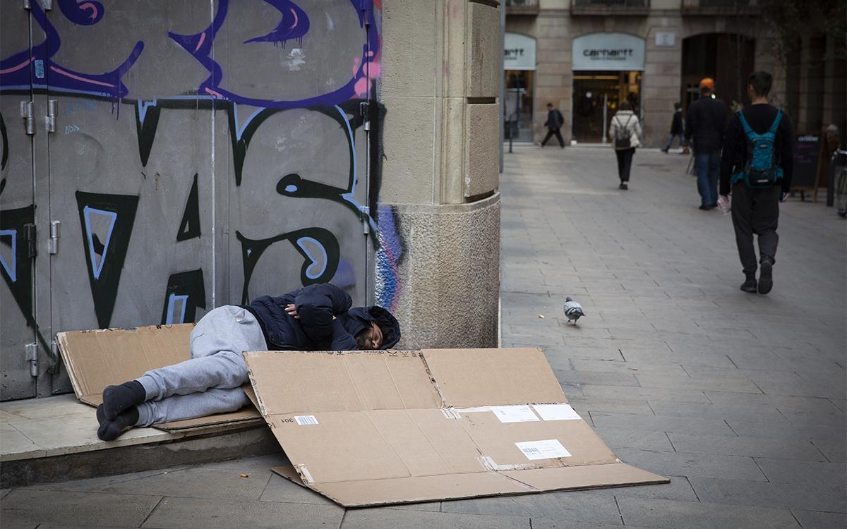 Plaza Vila de Madrid, donde vecinos y comerciantes se quejan de inseguridad, incivismo, consumo de drogas, pobreza, y reclaman medidas al ayuntamiento 