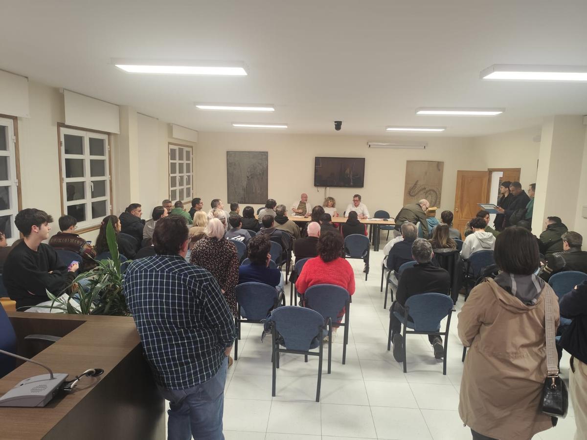 La alcaldesa de Cambre durante la reunión con las bandas locales