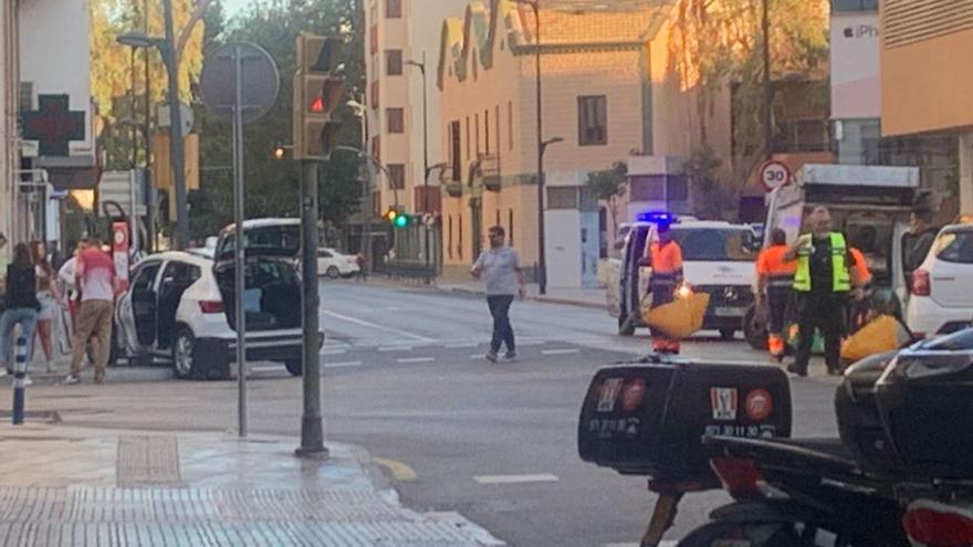 Un accidente entre un taxi y un turismo bloquea el carril bici de Isidor Macabich