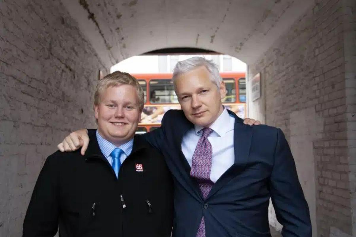La entrada en prisión de Siggi coincidió con la salida a la fuerza de Assange de la embajada de Ecuador en Londres donde se había recluido.