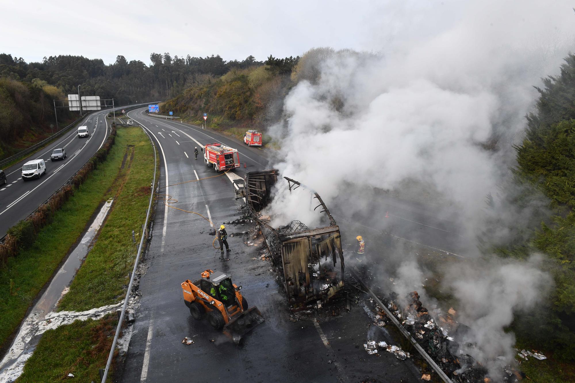 Un camión se incendia en la A-6 a la altura de Requián, en Betanzos