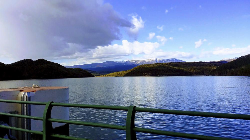 Solsonès. El pantà de Sant Ponç, amb el desgel de la neu i les pluges caigudes, de mica en  mica va recuperant el seu cabal.