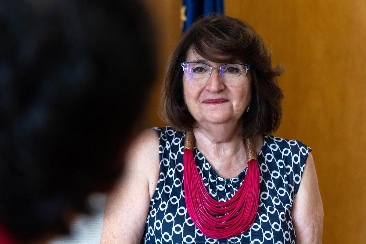 La rectora Amparo Navarro durante la entrevista con INFORMACIÓN en su despacho de la UA.