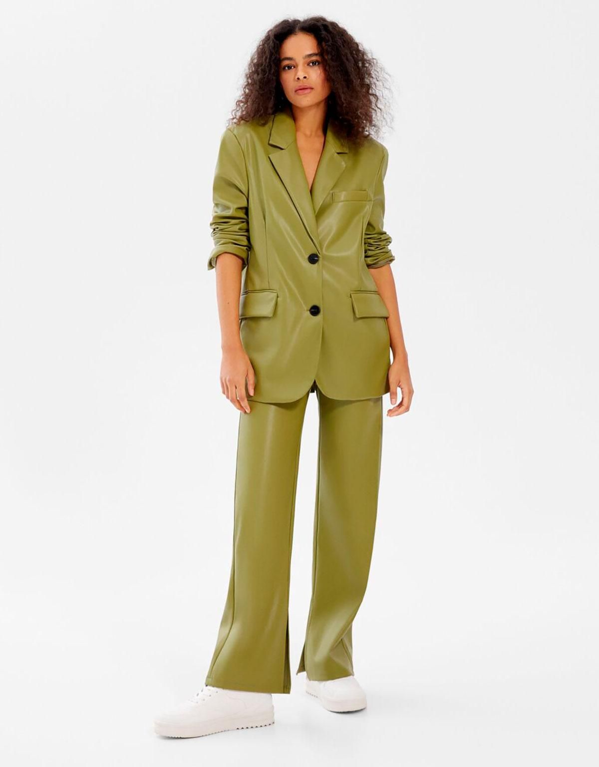 Traje efecto piel, de Bershka