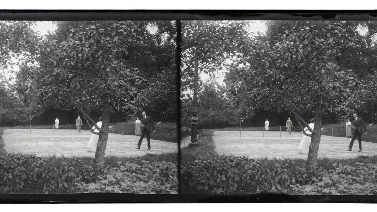 Un partido de tenis en los jardines del Palacio.