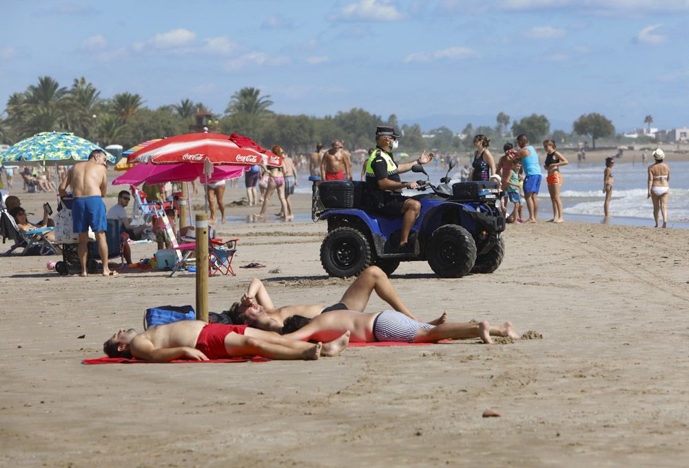 Contraste en la playa del Puerto de Sagunto, con una zona cerrada por los daños de las lluvias.