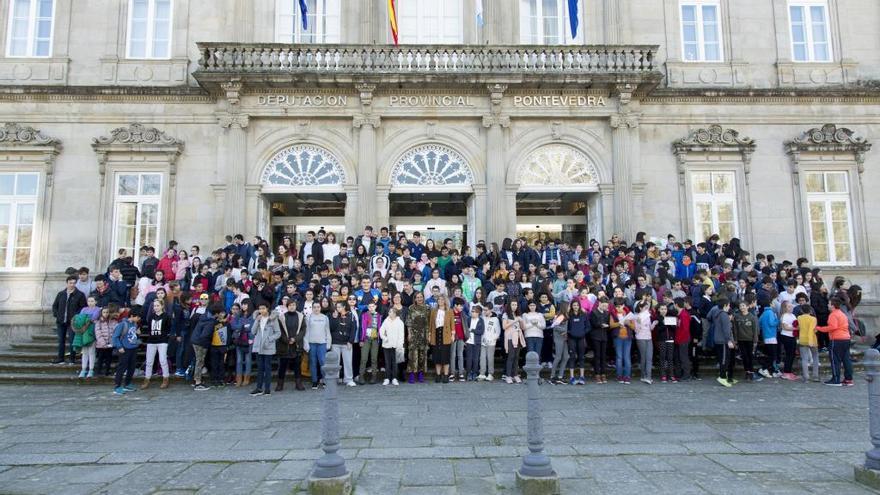 Alumnos de Vilagarcía, O Grove, Cambados y Ribadumia participan en la tercera edición de Depoemprende na Escola