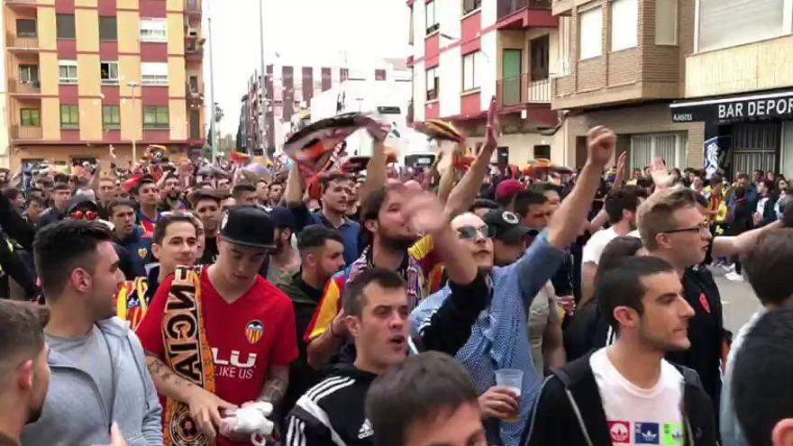 La afición del Valencia CF toma el estadio de La Cerámica