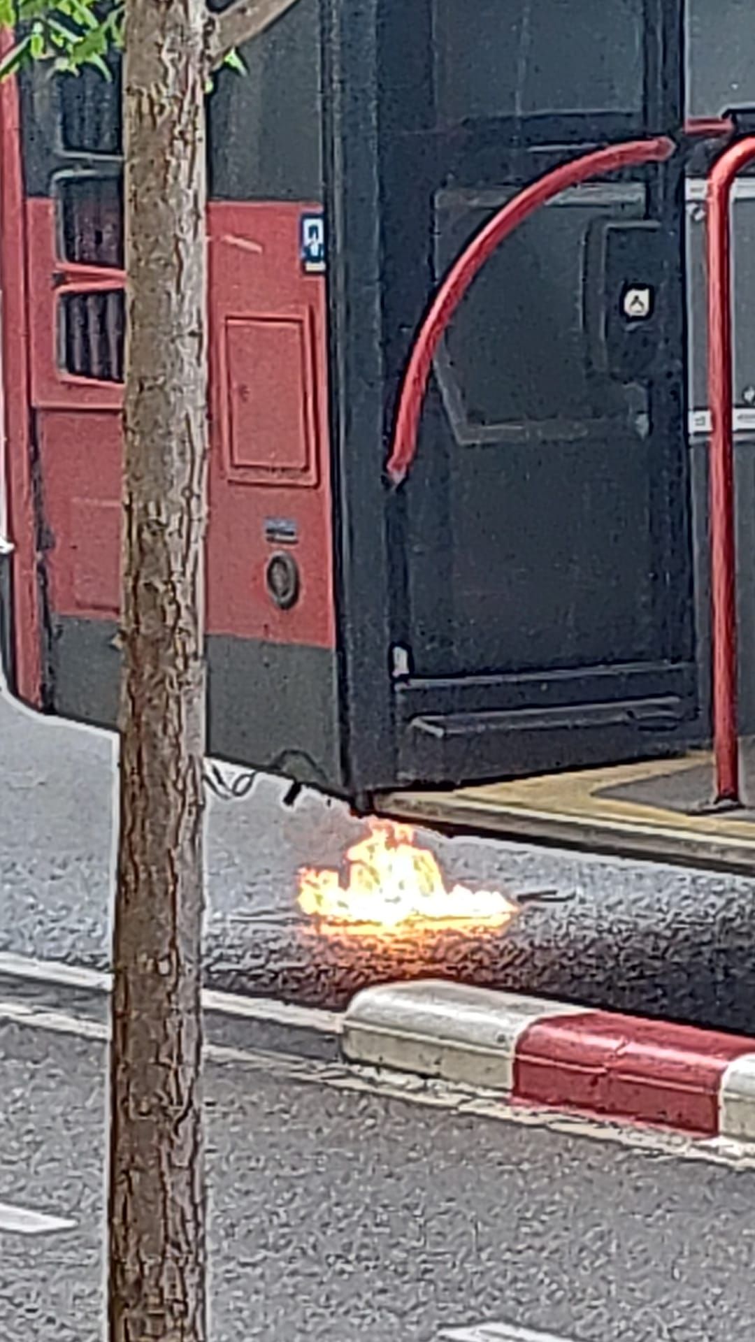 El fuego junto a la parte trasera de autobús
