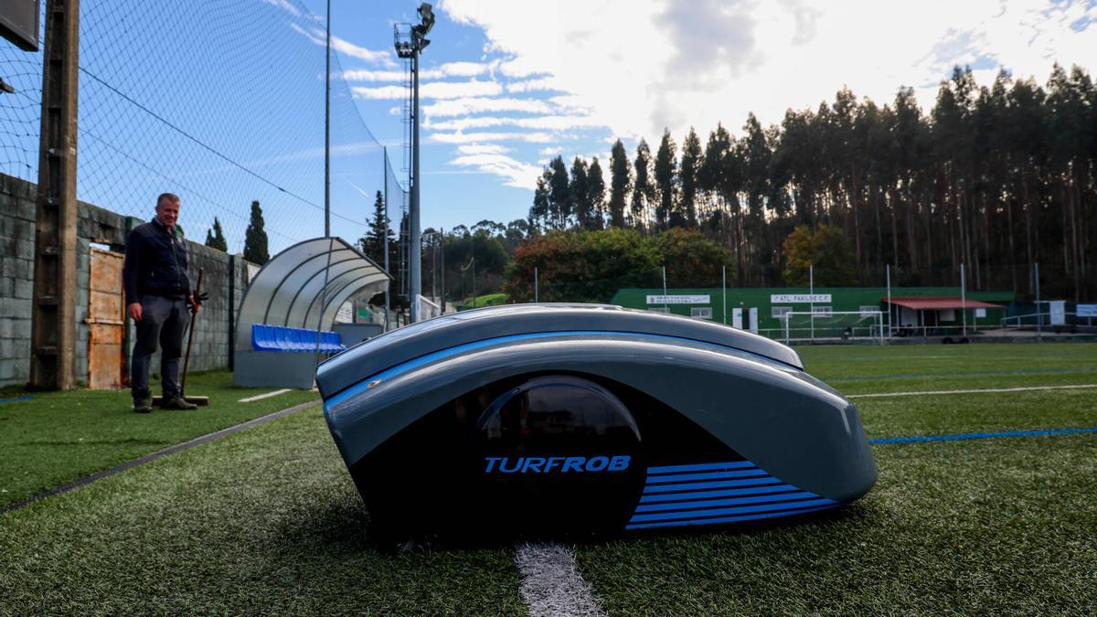 La máquina contratada actuando ayer en el campo de A Pelada.