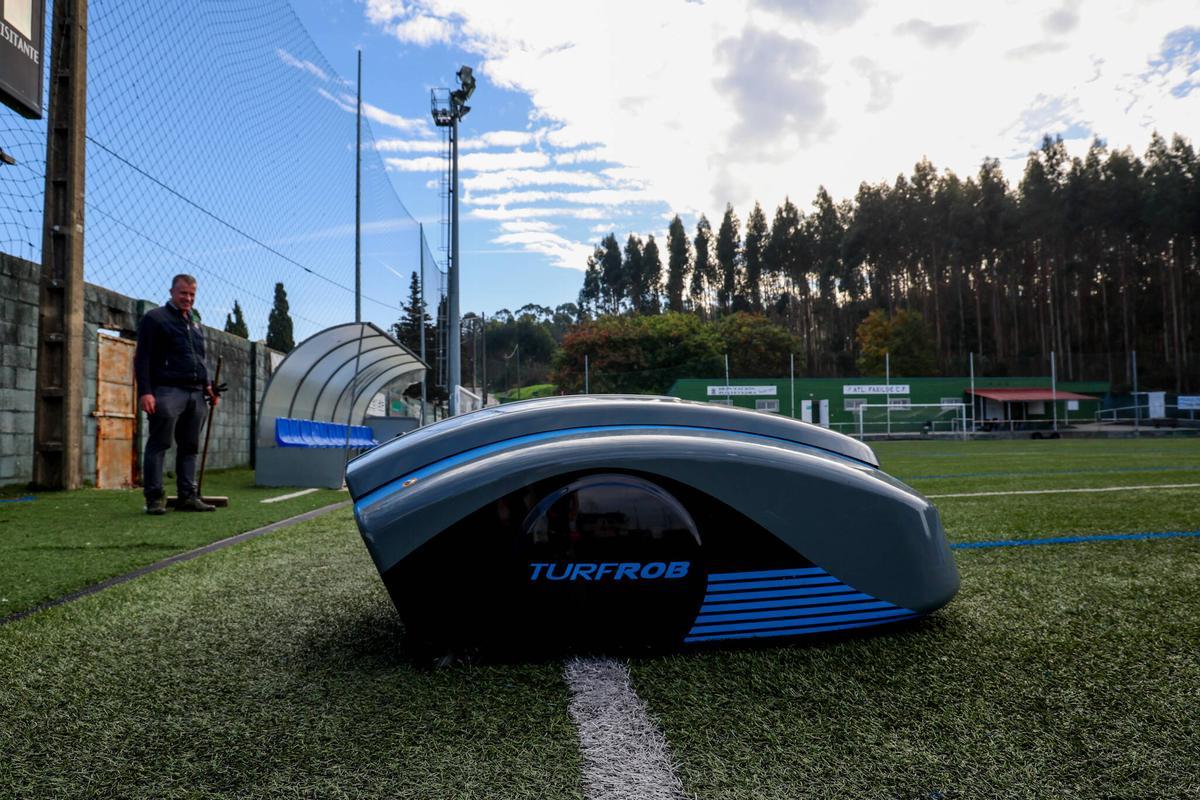 La máquina contratada actuando ayer en el campo de A Pelada.