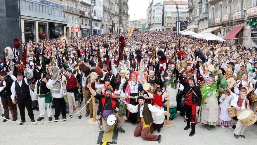 Cientos de personas disfrutan del ambiente, la comida y las recreaciones históricas.