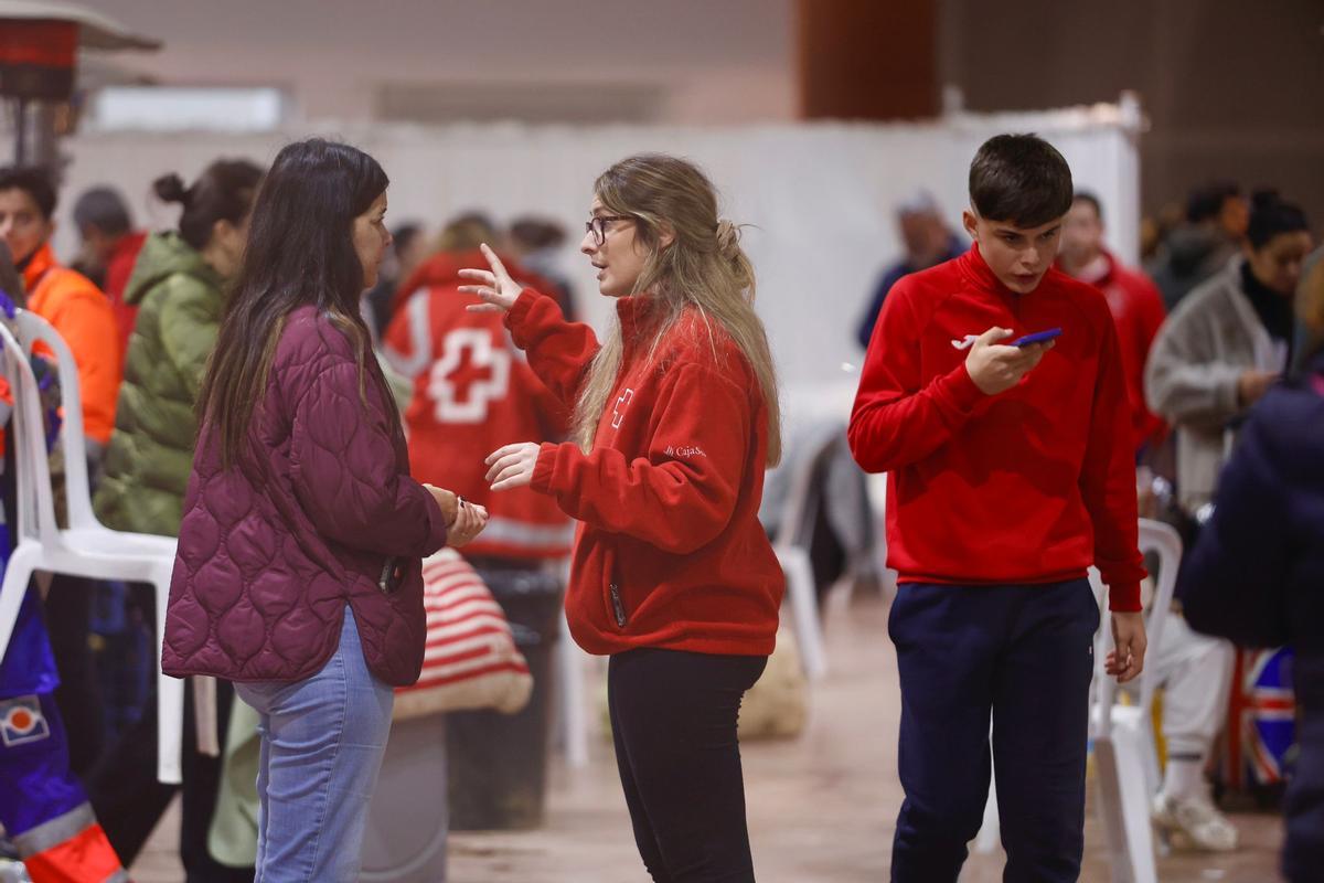 Trabajadores de Cruz Roja atienden a los afectados.
