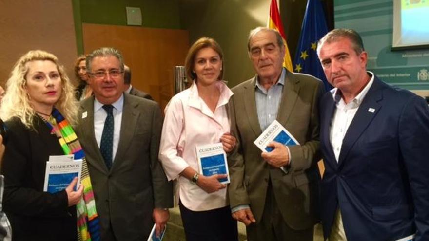 De izquierda, Lucía Jiménez, Ignacio Zoido, María Dolores de Cospedal y el Presidente de la Federación Autonómica de Víctimas del terrorismo de España, Joaquín Vidal, junto Miguel Folguera, presidente de la Plataforma de AVT.