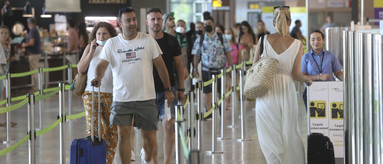 Viajeros realizan el camino hacia el control de seguridad en el aeropuerto de Valencia, en una imagen de archivo.