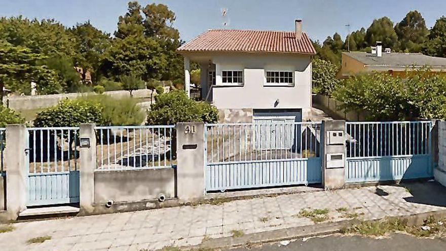 Imagen exterior de la vivienda, con más fondo del que aparenta.