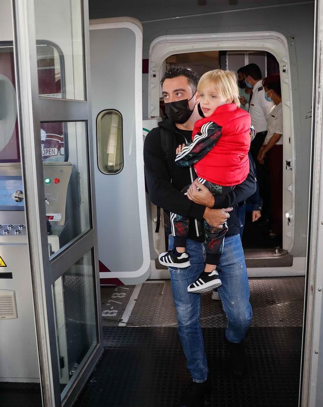 Las mejores imágenes del vuelo y la llegada de Xavi a Barcelona