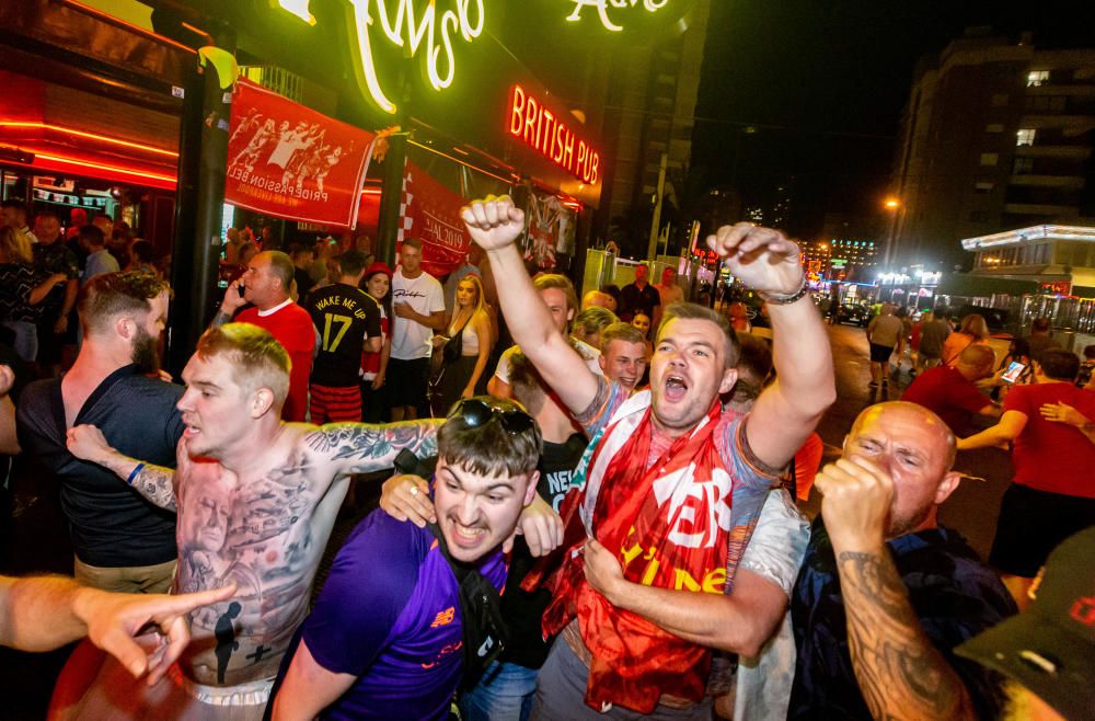 Aficionados del Tottenham y del Liverpool vibran en Benidorm con la final de la Champions