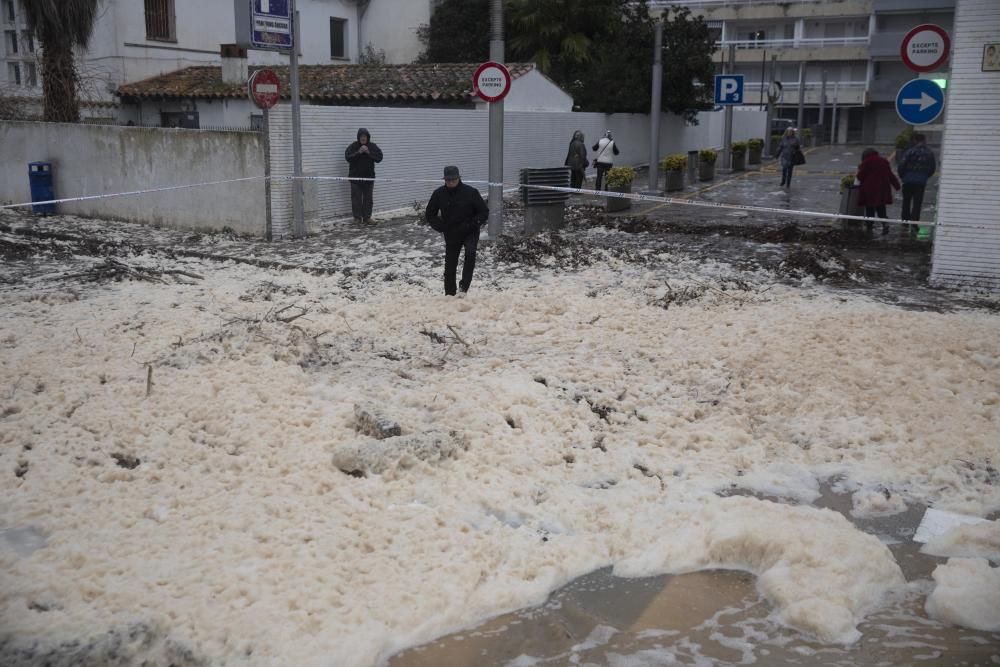 El temporal omple d'escuma de mar carrers de Tossa de Mar