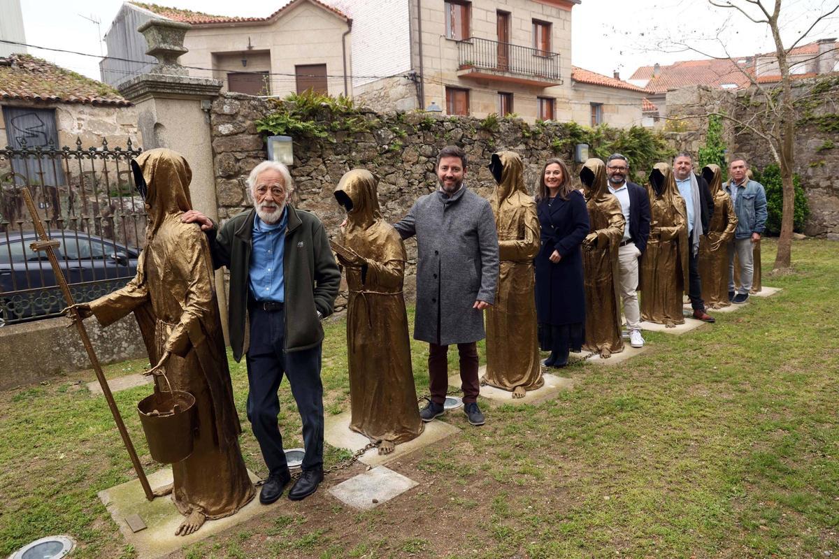 El escultor con autoridades locales y comarcales en el conjunto escultórico