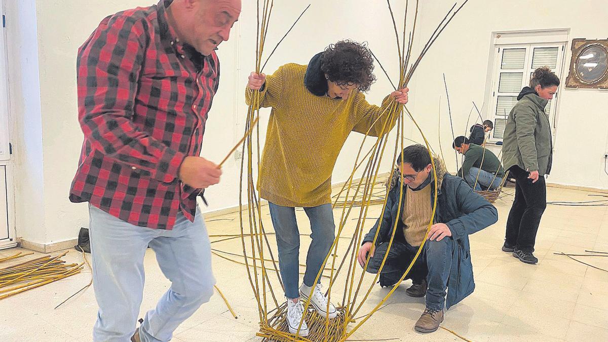 Por la izquierda, Nacho González, Ana Isabel Castiello y Vidal González, elaborando un paxu. | J. A. O.